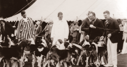 Līdz 1914. gadam Rīgā rīkotās medību suņu izstādes nebija domātas latvju medniekiem, bet tās apkalpoja zināmu priviliģēto šķiru. Ilustratīvs attēls.