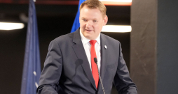 "Tā tikai bija nedēļa!" ar šādiem vārdiem Edvards Smiltēns atklāja Latvijas Reģionu apvienības kongresu, kurā viņu pārliecinoši pārvēlēja par partijas līderi. "Tā tikai bija nedēļa!" ar šādiem vārdiem Edvards Smiltēns atklāja Latvijas Reģionu apvienības kongresu, kurā viņu pārliecinoši pārvēlēja par partijas līderi.