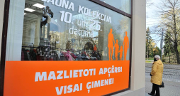 Aizvien vairāk iedzīvotāju jaunu apģērbu pērk retāk. "Orklas" veiktais pētījums – Ilgtspējīgas dzīves barometrs – liecina, ka 2019. gadā 44% iedzīvotāju bija mainījuši savus iepirkšanās paradumus, samazinot jaunu drēbju iegādi, bet 2022. gadā šādu atbildi snieguši jau 49% aptaujāto. Aizvien vairāk iedzīvotāju jaunu apģērbu pērk retāk. "Orklas" veiktais pētījums – Ilgtspējīgas dzīves barometrs – liecina, ka 2019. gadā 44% iedzīvotāju bija mainījuši savus iepirkšanās paradumus, samazinot jaunu drēbju iegādi, bet 2022. gadā šādu atbildi snieguši jau 49% aptaujāto.