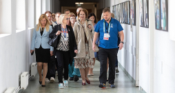 Saeimas Sociālo un darba lietu komisijas deputāti, viesojoties Stradiņa slimnīcā, apmeklēja arī Neatliekamās medicīnas centru, taču nevienam neradās jautājumi par mediķu un NMC vadītāja vietnieka Roberta Fūrmaņa (pirmais no labās; blakus komisijas vadītāja Inga Bērziņa) konfliktsituācijām ar darbiniekiem, kas novedušas līdz tiesas procesiem. Saeimas Sociālo un darba lietu komisijas deputāti, viesojoties Stradiņa slimnīcā, apmeklēja arī Neatliekamās medicīnas centru, taču nevienam neradās jautājumi par mediķu un NMC vadītāja vietnieka Roberta Fūrmaņa (pirmais no labās; blakus komisijas vadītāja Inga Bērziņa) konfliktsituācijām ar darbiniekiem, kas novedušas līdz tiesas procesiem.