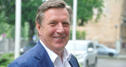 Māris Kučinskis: "Man ir pieredzes bagāža, darot melno darbu, kad kā premjers varēju paust ZZS viedokli. Tas prasīja daudz nervu. Notika tā, ka paudu domas kā premjers, pēc tam svarīgajos jautājumos ar mapīti padusē ieradās faktiskais apvienības vadītājs, un tu, premjers, sēdi un klausies, ka frakcija vairāk ieklausās nevis tevī, bet neformālajā līderī."