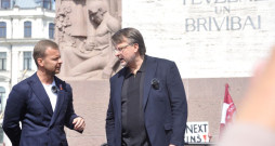 14. Saeimas deputāts Aleksejs Rosļikovs (Politiskā partija "Stabilitātei!"), Ainārs Šlesers (Frakcija Latvija pirmajā vietā). Opozīcijas partiju protesta akcija pret valdības īstenoto politiku. 14. Saeimas deputāts Aleksejs Rosļikovs (Politiskā partija "Stabilitātei!"), Ainārs Šlesers (Frakcija Latvija pirmajā vietā). Opozīcijas partiju protesta akcija pret valdības īstenoto politiku.