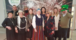 Daļa Tukuma literātu, filmējoties apvienības 60 gadu jubilejas filmā. No kreisās: Dagnija Gudriķe, Aigars Brics, Ingrīda Zaķe,Gvido Drage, Ināra Bezmere, Ilga Bindre, Guna Roze, Anna Jurševica, Maija Laugale, Guntis Tālers. Daļa Tukuma literātu, filmējoties apvienības 60 gadu jubilejas filmā. No kreisās: Dagnija Gudriķe, Aigars Brics, Ingrīda Zaķe,Gvido Drage, Ināra Bezmere, Ilga Bindre, Guna Roze, Anna Jurševica, Maija Laugale, Guntis Tālers.