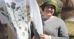 Sandra Valaine demonstrē Gitas Šmites apgleznotu pirts kreklu. Sandra Valaine demonstrē Gitas Šmites apgleznotu pirts kreklu.