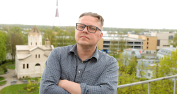 Digitālās platformas "Lasi.lv" kapteinis Jānis Žilde "komandtiltiņā" – no "Latvijas Mediju" terases pārskatāma vai puse Rīgas.