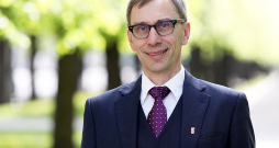 Marguss Kāsiks, Igaunijas gāzes kompānijas "Eesti Gaas" valdes priekšsēdētājs: "Lai vēl vienam LNG terminālim būtu komerciāls pamatojums, gāzes patēriņam reģionā ir jāatgriežas vismaz tādā pašā līmenī, kāds bija pirms diviem gadiem. Tomēr tas nav ticami. Lai gan, cenām turpinot kristies, zināma gāzes patēriņa atjaunošanās būs redzama, kādreizējie patēriņa apmēri, visdrīzāk, vairs netiks sasniegti." Marguss Kāsiks, Igaunijas gāzes kompānijas "Eesti Gaas" valdes priekšsēdētājs: "Lai vēl vienam LNG terminālim būtu komerciāls pamatojums, gāzes patēriņam reģionā ir jāatgriežas vismaz tādā pašā līmenī, kāds bija pirms diviem gadiem. Tomēr tas nav ticami. Lai gan, cenām turpinot kristies, zināma gāzes patēriņa atjaunošanās būs redzama, kādreizējie patēriņa apmēri, visdrīzāk, vairs netiks sasniegti."