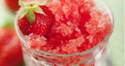 Zemeņu granita. Zemeņu granita.