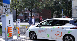 Elektroauto uzlāde.
