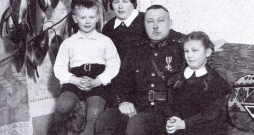 Abrenes apriņķa priekšnieks, Lāčplēša Kara ordeņa kavalieris Gustavs Mežulis (1891–1942) kopā ar sievu Kseniju, dēlu Zigurdu un meitu Irēnu. Ģimeni represēja. Arestēto G. Mežuli 1942. gada 23. jūnijā nošāva Astrahaņas soda nometnē. Abrenes apriņķa priekšnieks, Lāčplēša Kara ordeņa kavalieris Gustavs Mežulis (1891–1942) kopā ar sievu Kseniju, dēlu Zigurdu un meitu Irēnu. Ģimeni represēja. Arestēto G. Mežuli 1942. gada 23. jūnijā nošāva Astrahaņas soda nometnē.
