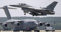 Vācijā sākušās NATO vēsturē lielākās gaisa spēku mācības "Air Defender 23", kurās piedalās 10 000 karavīru un 250 lidmašīnas no 25 valstīm. Mācību rīkotāji uzsvēruši to aizsardzības ievirzi un pauduši cerību, ka "Air Defender 23" norise lielus traucējumus civilajai gaisa satiksmei neradīs.
