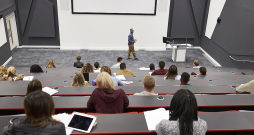 Pieņemts uzskatīt, ka 97% studentu pēc studiju beigšanas dodas atpakaļ uz savām valstīm, tomēr realitātē Lielbritānijā paliek vismaz 40%. Pieņemts uzskatīt, ka 97% studentu pēc studiju beigšanas dodas atpakaļ uz savām valstīm, tomēr realitātē Lielbritānijā paliek vismaz 40%.