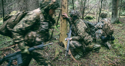 Plāni par Eiropas armiju vēl ir nākotnes miglā tīti. Kad dalībvalstīm tāda būs, neviens nevar pateikt. Tomēr viens ir skaidrs – tā nekonkurēs ar NATO un arī nedublēs NATO funkcijas. Attēlā – NATO mācības Latvijā. Plāni par Eiropas armiju vēl ir nākotnes miglā tīti. Kad dalībvalstīm tāda būs, neviens nevar pateikt. Tomēr viens ir skaidrs – tā nekonkurēs ar NATO un arī nedublēs NATO funkcijas. Attēlā – NATO mācības Latvijā.