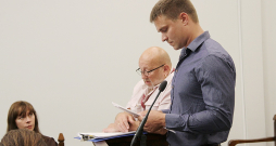 Apsūdzētais Valerijs Lazarevs (no labās), viņa tulks un cietušā jaunieša advokāte Santa Oborenko.