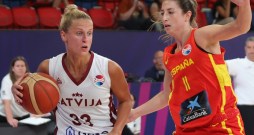 Kitija Laksa cīņā ar spāņu basketbolisti.