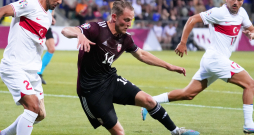 Eiropas čempionāta kvalifikācijas turnīra spēle futbolā, kurā tiekas Latvijas un Turcijas futbola izlases. Eiropas čempionāta kvalifikācijas turnīra spēle futbolā, kurā tiekas Latvijas un Turcijas futbola izlases.