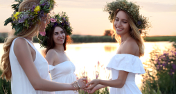 Kad vainagi būs apvītuši un Jāņu nakts burvības piesūkušies, tos var likt pie sienas un kaltēt jaukām atmiņām. Kad vainagi būs apvītuši un Jāņu nakts burvības piesūkušies, tos var likt pie sienas un kaltēt jaukām atmiņām.