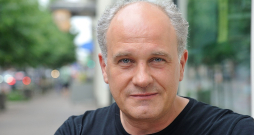 Andris Keišs: "Es varētu piekrist formulai, ka ideālā aktiera būšana ir 50:50, proti, puse laika kino un puse teātrim."