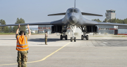 Pirmdien pirmo reizi vēsturē Zviedrijas teritoriju – Norbotenas aviācijas bāzi – izmantoja ASV stratēģiskie bumbvedēji "B-1B Lancer", kas piedalās kopīgās mācībās ar Zviedrijas armiju un pirms tam pārlidoja arī Rīgu.
