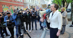 Citi ministri aicina veselības ministri Līgu Meņģelsoni raudzīties, "kā katrs eiro iedos ieguvumu iedzīvotājiem veselības uzlabošanai", jo nauda daudzāc citām valsts iestādēm esot "nogriezta ļoti sāpīgās vietās". Attēlā: veselības ministre L. Meņģelsone 11. maijā uzrunā mediķu protesta akcijas dalībniekus pie Saeimas nama. Citi ministri aicina veselības ministri Līgu Meņģelsoni raudzīties, "kā katrs eiro iedos ieguvumu iedzīvotājiem veselības uzlabošanai", jo nauda daudzāc citām valsts iestādēm esot "nogriezta ļoti sāpīgās vietās". Attēlā: veselības ministre L. Meņģelsone 11. maijā uzrunā mediķu protesta akcijas dalībniekus pie Saeimas nama.