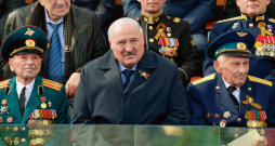 Aleksandrs Lukašenko 9. maijā "Uzvaras dienas" pasākumā Maskavā. Aleksandrs Lukašenko 9. maijā "Uzvaras dienas" pasākumā Maskavā.