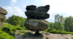 Neparasti klinšu veidojumi Ziemeļjorkšīrā, Anglijā (Brimham Rocks). Neparasti klinšu veidojumi Ziemeļjorkšīrā, Anglijā (Brimham Rocks).