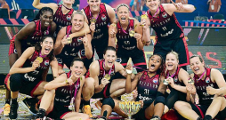 Beļģijas basketbolistes līksmo par uzvaru Eiropas čempionātā. Beļģija pirmo reizi vēsturē spēlēja Eiropas meistarsacīkšu finālā, sīvā cīņā vien pēdējās minūtēs pārspējot titulēto Spāniju.