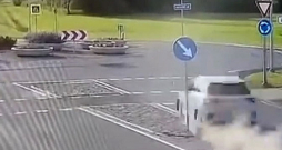 Sestdien, 24. jūnijā, Valsts policija fiksējusi automašīnu "Volkswagen T-ROC", kas ievērojami pārsniegusi atļauto braukšanas ātrumu. Sestdien, 24. jūnijā, Valsts policija fiksējusi automašīnu "Volkswagen T-ROC", kas ievērojami pārsniegusi atļauto braukšanas ātrumu.