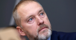 Lauksaimniecības organizāciju sadarbības padomes valdes loceklis un Piena grupas vadītājs Guntis Gūtmanis piedalās kampaņas "Godīgs piens" atklāšanas pasākumā, kuras mērķis ir aicināt importētā piena vietā izvēlēties vietējo un iemācīt cilvēkus atpazīt vietējo produkciju.