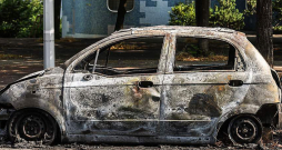 Francijā turpinās nekārtības. Tiek dedzinātas automašīnas. Francijā turpinās nekārtības. Tiek dedzinātas automašīnas.
