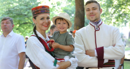 Dziesmu svētku virsdiriģentu un virsvadītāju godināšana. 