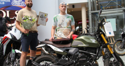 Uzvarētājs "Moto Morini SCR 650" ar saviem pārstāvjiem Baltijas valstīs Aivaru Demi (no kreisās) un Kasparu Komarovu.