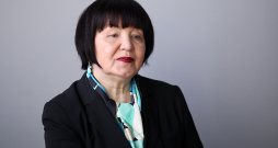 Dzejniece, atdzejotāja un publiciste Liāna Langa.