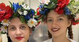 Evelīna Jansone un Juliāna Vasiļjeva, Jēkabpils baltkrievu biedrības ansambļa "Zerov" dalībnieces.