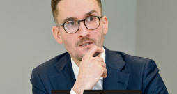 Rihards Bambals, Valsts kancelejas Stratēģiskās komunikācijas koordinācijas departamenta vadītājs. Ministru kabinets, Brīvības bulvāris 36, Rīga. Rihards Bambals, Valsts kancelejas Stratēģiskās komunikācijas koordinācijas departamenta vadītājs. Ministru kabinets, Brīvības bulvāris 36, Rīga.