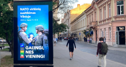 Lietuvas galvaspilsēta Viļņa pirms NATO līderu sanāksmes 2023. gada 11. un 12. jūlijā.
Uzraksts uz plakāta vēsta "Stipri, jo vienoti".
