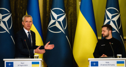 Ukrainas prezidents Volodimirs Zelenskis (no labās) pasludinājis kursu uz iespējami ātrāku pievienošanos NATO. Alianses ģenerālsekretārs Jenss Stoltenbergs uzsver, ka NATO durvis ir atvērtas, taču vispirms ir jāpalīdz Ukrainai uzvarēt karā pret Krievijas iebrucējiem.