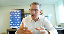 AS "Sadales tīkls" valdes priekšsēdētājs Sandis Jansons: "Straujo tempu, kādā Latvijā pēdējā pusotra gada laikā bija iespējams uzstādīt saules paneļus, nosaka divi faktori – pilnīga procesa digitalizācija un savlaicīgi veiktā pāreja uz viedajiem skaitītājiem praktiski visā Latvijā. Ja abu šo faktoru nebūtu, process būtu gan ilgāks, gan dārgāks." AS "Sadales tīkls" valdes priekšsēdētājs Sandis Jansons: "Straujo tempu, kādā Latvijā pēdējā pusotra gada laikā bija iespējams uzstādīt saules paneļus, nosaka divi faktori – pilnīga procesa digitalizācija un savlaicīgi veiktā pāreja uz viedajiem skaitītājiem praktiski visā Latvijā. Ja abu šo faktoru nebūtu, process būtu gan ilgāks, gan dārgāks."