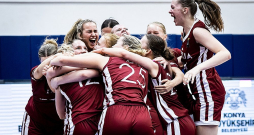 Latvijas U-18 izlases basketbolistes priecājas par iekļūšanu Eiropas čempionāta ceturtdaļfinālā.