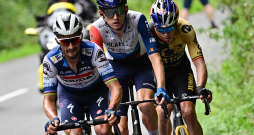 Krists Neilands (vidū) "Tour de France" piektajā posmā vienu brīdi bija līderis, bet pēc tam kādu laiku brauca kopā ar riteņbraukšanas zvaigznēm Žiljēnu Alafilipu (no kreisās) un Voutu van Ārtu.