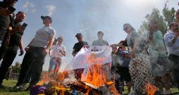 Protestētāji Tbilisi dedzina varavīksnes karogus. Protestētāji Tbilisi dedzina varavīksnes karogus.
