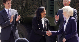 Kanādas aizsardzības ministre Anita Ananda (no kreisās) un Latvijas aizsardzības ministre Ināra Mūrniece pirms Latvijas Ministru prezidenta un Kanādas premjerministra kopīgās preses konferences, paraksta vienošanos par EFP kaujas grupas Latvijā palielināšanai līdz brigādei Ādažu militārajā bāzē. Kanādas aizsardzības ministre Anita Ananda (no kreisās) un Latvijas aizsardzības ministre Ināra Mūrniece pirms Latvijas Ministru prezidenta un Kanādas premjerministra kopīgās preses konferences, paraksta vienošanos par EFP kaujas grupas Latvijā palielināšanai līdz brigādei Ādažu militārajā bāzē.