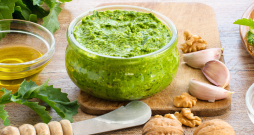 Pesto piestāv visiem ēdieniem – gan uz maizītes, gan tomāta, gan pievieno tomātu vai kādai citai zupai. Pesto piestāv visiem ēdieniem – gan uz maizītes, gan tomāta, gan pievieno tomātu vai kādai citai zupai.
