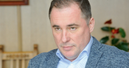 "Varu apsolīt, ka, bruņojies ar argumentiem un faktiem, dzīšu kokā EK komisāru, lai panāktu Latvijai labvēlīgus, piemērotus un taisnīgus saimniekošanas nosacījumus. Un pirmām kārtām jādabū laukā tie nosacījumi, kurus mēs paši esam pārspīlējuši," tā zemkopības ministrs Didzis Šmits. "Varu apsolīt, ka, bruņojies ar argumentiem un faktiem, dzīšu kokā EK komisāru, lai panāktu Latvijai labvēlīgus, piemērotus un taisnīgus saimniekošanas nosacījumus. Un pirmām kārtām jādabū laukā tie nosacījumi, kurus mēs paši esam pārspīlējuši," tā zemkopības ministrs Didzis Šmits.