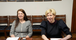 Latvijas Izglītības un zinātnes darbinieku arodbiedrības priekšsēdētāja Inga Vanaga (no kreisās) un izglītības un zinātnes ministre Anda Čakša.