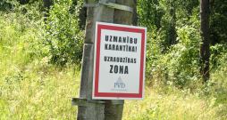Brīdinājuma zīme pie ĀCM skartās zonas.