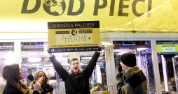 "Pieci.lv" dīdžeji Linda Samsonova, Elīna Baltskara, Magnuss Eriņš un Toms Grēviņš piedalās labdarības maratona "Dod pieci!" noslēguma pasākumā Doma laukumā. "Pieci.lv" dīdžeji Linda Samsonova, Elīna Baltskara, Magnuss Eriņš un Toms Grēviņš piedalās labdarības maratona "Dod pieci!" noslēguma pasākumā Doma laukumā.