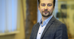 "Man ir svarīgi, lai visi meža īpašnieki saglabā katrs savu dzinuli nodarboties ar mežsaimniecību," tā Latvijas Kokrūpniecības federācijas,
Latvijas Neatkarīgo mežizstrādātāju asociācijas,
Latvijas Kokapstrādes uzņēmēju un eksportētāju asociācijas izpilddirektors Artūrs Bukonts. "Man ir svarīgi, lai visi meža īpašnieki saglabā katrs savu dzinuli nodarboties ar mežsaimniecību," tā Latvijas Kokrūpniecības federācijas,
Latvijas Neatkarīgo mežizstrādātāju asociācijas,
Latvijas Kokapstrādes uzņēmēju un eksportētāju asociācijas izpilddirektors Artūrs Bukonts.