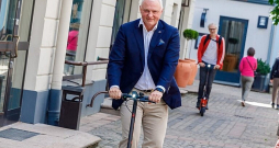 Juris Zvirbulis, LAMB prezidents arī pats ikdienā nereti pārvietojas ar elektro skrejriteni, tomēr uzskata, ka ar pārgalvīgu braucēju ierobežošanu vairs nedrīkst vilcināties. Juris Zvirbulis, LAMB prezidents arī pats ikdienā nereti pārvietojas ar elektro skrejriteni, tomēr uzskata, ka ar pārgalvīgu braucēju ierobežošanu vairs nedrīkst vilcināties.
