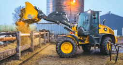 'John Deere' jaunais kompaktais iekrāvējs. 'John Deere' jaunais kompaktais iekrāvējs.