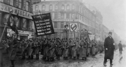 1917. gada 26. februārī cara policija Pēterburgā nogalināja 182 cilvēkus. Viņu bēru gājiens izvērsās demonstrācijā. 1917. gada 26. februārī cara policija Pēterburgā nogalināja 182 cilvēkus. Viņu bēru gājiens izvērsās demonstrācijā.